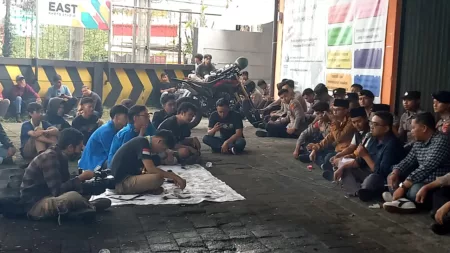 Bawaslu Kota Tasikmalaya Kembali Digeruduk Massa, Sampaikan Aspirasi, Minta Pelanggar Pilkada Ditindak Tegas Masa PMII Kota Tasikmalaya menggelar aksi di Kantor Bawaslu Kota Tasikmalaya.