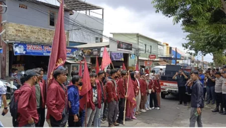 IMM Gelar Aksi Unjuk Rasa, Mendesak Komisioner KPU Kuningan Mundur Secara Sukarela IMM Gelar Aksi Unjuk Rasa, Mendesak Komisioner KPU Kuningan Mundur Secara Sukarela