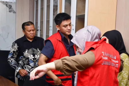 Kejati Jabar Tahan Dua Tersangka Kasus Kebun Binatang Bandung Kejati Jabar Tahan Dua Tersangka Kasus Kebun Binatang Bandung