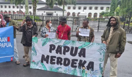 Kok Bisa Orang Bebas Bentangkan Spanduk “Papua Merdeka” di Depan Gedung Sate?