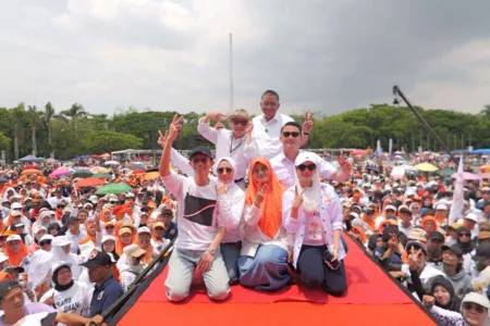 Lapangan Tegallega Dipadati Warga, Haru-Dhani Gelar Kampanye Akbar di Hari Pahlawan Lapangan Tegallega Dipadati Warga, Haru-Dhani Gelar Kampanye Akbar di Hari Pahlawan