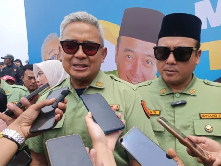 Farhan: Seragam Hansip Simbol Egaliter dan Merakyat Muhammad Farhan ingin menjadikan Tegalega pusat pertumbuhan dan peradaban kota Bandung