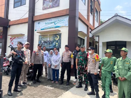Pendistribusian Logistik Pilkada Kota Tasikmalaya Dikawal Ketat Polisi dan TNI Pendistribusian Logistik Pilkada Kota Tasikmalaya Dikawal Ketat Polisi dan TNI