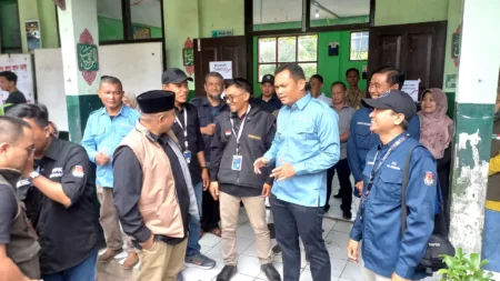 Pj. Wali Kota Tasikmalaya Pantau TPS Pakai Motor, Pastikan Pilkada 2024 Berjalan Lancar Pj. Wali Kota Tasikmalaya Pantau TPS Pakai Motor, Pastikan Pilkada 2024 Berjalan Lancar