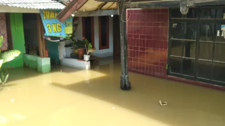 Banjir Meluas di Kabupaten Bandung, Warga Terdampak Pasrah Banjir akibat meluapnya Sungai Citarum terus meluas di Kabupaten Bandung, Sabtu 23 November 2024. Ketinggian air yang naik secara perlahan menyebabkan beberapa wilayah