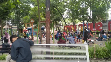 Warga Kota Bandung Ramai Kunjungi Taman Super Hero Saat Libur Pilkada Serentak 2024 Warga Kota Bandung Ramai Kunjungi Taman Super Hero Saat Libur Pilkada