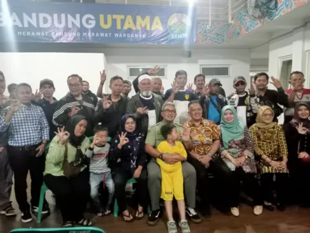 Farhan Bahas Solusi Tanpa Kekerasan untuk PKL Bandung, Komitmen Hadirkan Sinkronisasi Farhan Bahas Solusi Tanpa Kekerasan untuk PKL Bandung, Komitmen Hadirkan Sinkronisas
