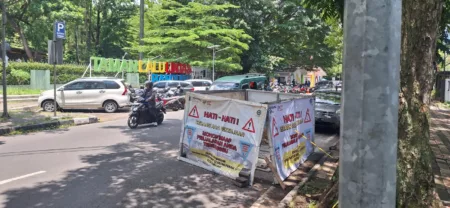 Pengendara Sepeda Motor Keluhkan Proyek PT BII Bikin Macet dan Celaka Salah Satu proyek Galian di Jalan Bali Kota Bandung