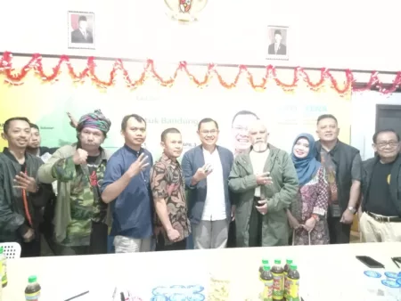 PKL Jadi Prioritas! Arfi Rafnialdi Siapkan Kebijakan yang Inklusif dan Ramah PKL Calon Wali Kota Bandung Arfi saat berdiskudi dengan kelompok PKL kota Bandung