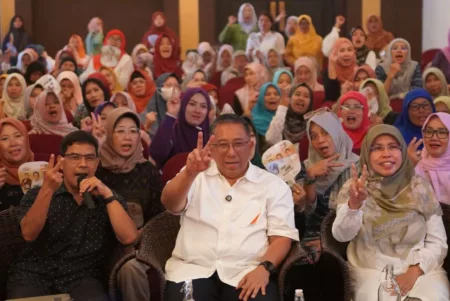 Komitmen Haru-Dhani Lanjutkan Program ‘Buruan Sae’ Calon Walikota Bandung nomor urut 2, Haru Suandharu bersama Anggota DPRD Jabar, Siti Muntamah Oded, dan Anggota DPRD Kota Bandung, Ahmad Rahmat Purnama berfoto bersama ibu-ibu