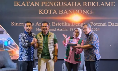 Cawalkot Arfi Rafnialdi Bakal Bawa Shibuya Jepang ke Alun-Alun Bandung: Wisata Reklame Bukan Polusi Visual Arfi-Yena usai diskusi bersama IPKRB, Senin 18 November 2024 di Asrilia Hotel, Jalan Pejuang Pelajar 45 No 123 Kota Bandung