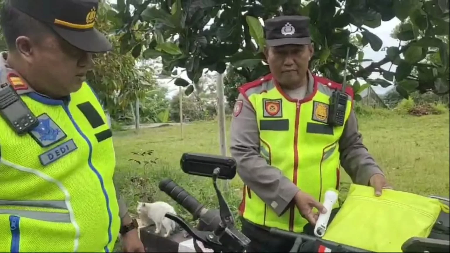 Personil Polsek Puspahiang Saat Melakukan Pemerikasan Kesehatan Dan Pengecekan Kendaran Dinsnya.