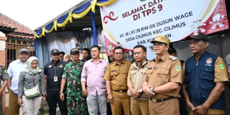 Pj Bupati Kuningan Pastikan Logistik untuk Pilkada Besok Aman Monitoring TPS 9 Di Cilimus Menjelang Pencoblosan