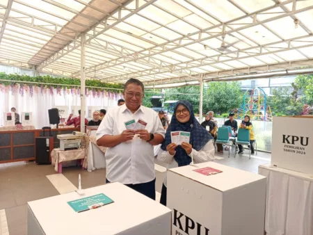 Haru Suandharu Sebut Money Politik Terjadi di PIlwakot Bandung 2024: Laporkan ke Bawaslu Haru Suandharu mencoblos di TPS 15 Jalan Trenggalek No 2, Antapani Kidul, Antapani Kota Bandung pada Rabu 27 November 2024 pagi.