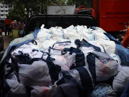 YBM PLN UP3 Bandung Salurkan 100 Paket Sembako untuk Warga Terdampak Banjir di Dayeuhkolot YBM PLN UP3 Bandung Salurkan 100 Paket Sembako untuk Warga Terdampak Banjir di Dayeuhkolot