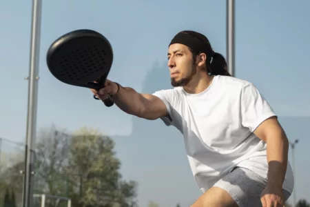 Padel: Olahraga Baru yang Populer di Indonesia Salah seorang sedang memainkan olahraga padel