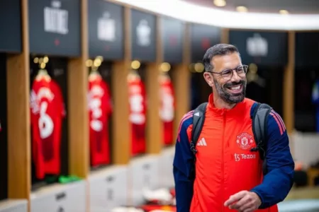 Jelang MU vs PAOK, Nistelrooy: Mereka Bawa 4 Ribu Pasukan Ruud van Nistelrooy bawa MU meraih kemenangan atas PAOK