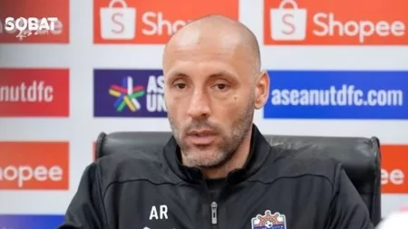 Timnya Alami Kekalahan Menyakitkan, Pelatih Lion City Anggap Persib Telah Menyerah Timnya Alami Kekalahan Menyakitkan, Pelatih Lion City Anggap Persib Telah Menyerah