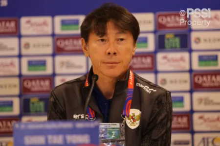 Duel Hidup Mati di GBK: Shin Tae-yong Pecut Semangat Garuda untuk Taklukkan Jepang! Shin Tae-yong memberi semangat kepada skuad Garuda jelang menghadapi Jepang