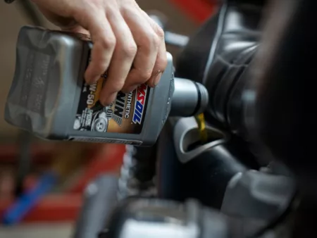 Banyak yang Belum Tahu, Ini Waktu yang Tepat untuk Ganti Oli Motor Waktu yang tepat untuk ganti oli motor