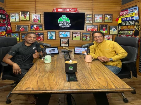 Titus Bonai: STY Bisa Bawa Timnas Indonesia Lolos Piala Dunia 2026 Titus Bonai (kiri) dan Akmal Marhali (kanan)