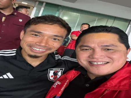 Diisukan Mundur dari Ketum PSSI, Erick Thohir: Saya Disuruh Balik ke Italia Yuto Nagatomo (kiri) dan Erick Thohir (kanan)