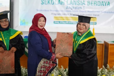 50 Lansia Garut Ikuti Wisuda Program Inklusi Aisyiyah 50 Lansia Garut Ikuti Wisuda Program Inklusi Aisyiyah