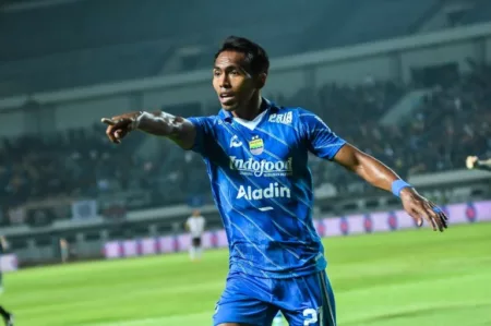 Dikabarkan Satu Pemain Lokal Akan Bergabung ke Persib Bandung, Frets Butuan Merapat ? Dikabarkan Satu Pemain Lokal Akan Bergabung ke Persib, Frets Butuan Merapat ?