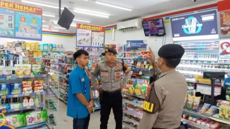 Pengamanan Jelang Nataru, Polisi di Kota Tasikmalaya Tingkatkan Patroli ke Sejumlah Minimarket Satuan Samapta Polres Tasikmalaya Kota saat patroli dialogis ke sejumlah minimarket.