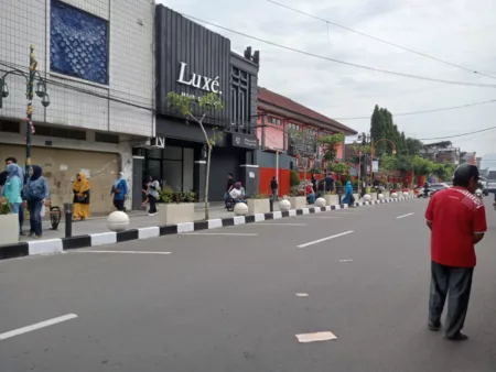 Jalan Ahmad Yani Garut Tampil Menawan dengan Penataan Taman Kota yang Indah Jalan Ahmad Yani Garut Tampil Menawan dengan Penataan Taman Kota yang Indah