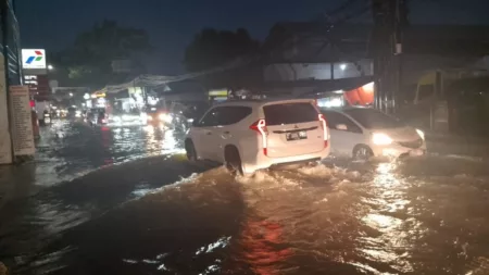 Jalan Raya SL Tobing Kota Tasikmalaya Tergenang Banjir, Motor dan Mobil Mogok Jalan Raya SL Tobing Kota Tasikmalaya Tergenang Banjir, Motor dan Mobil Mogok