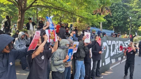 Kecam Polisi Pembunuh, Puluhan Mahasiswa Gelar Aksi di Polrestabes Bandung Kecam Polisi Pembunuh, Puluhan Mahasiswa Gelar Aksi di Polrestabes Bandung