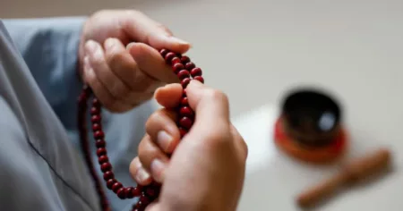 Lirik Sholawat Birosulillah: Menceritakan Rasulullah SAW Bertemu Orang Bani Alawi Lirik sholawat Birosulillah lengkap dengan teks Arab, latin, dan terjemahannya