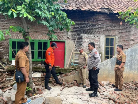 Nenek di Cirebon Tewas Tertimpa Tembok dan Coran Talang Air Ambruk Nenek di Cirebon Tewas Tertimpa Tembok dan Coran Talang Air