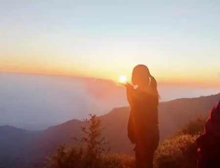Gas Tektok, Nih! 3 Gunung di Bandung yang Cocok untuk Pendaki Pemula Pemandangan sunset di atas Gunung Puntang
