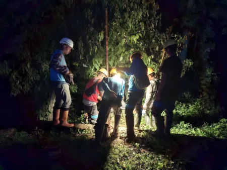 Tak Kenal Waktu, Petugas PLN UID Jabar Hadirkan Terang di Tengah Bencana Cianjur Petugas PLN UID Jabar Hadirkan Terang di Tengah Bencana Cianjur