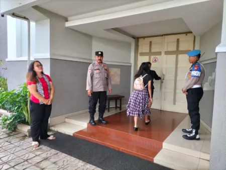 Polres Garut Tingkatkan Pengamanan di Gereja Santa Maria Menjelang Natal 2024 Polres Garut Tingkatkan Pengamanan di Gereja Santa Maria Menjelang Natal 2024