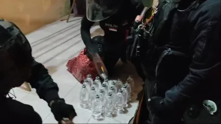 Polres Tasikmalaya Grebek Rumah Penyimpanan Puluhan Botol Arak Bali Polres Tasikmalaya Grebek Rumah Penyimpanan Puluhan Botol Arak Bali