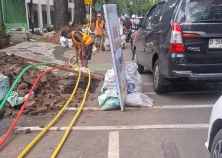 Proyek Galian Kabel di Bandung Bahayakan Pengendara, Polisi Minta Segera Diperbaiki Proyek Galian Kabel di Bandung Bahayakan Pengendara, Polisi Minta Segera Diperbaiki