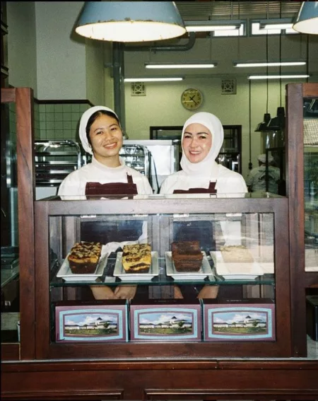 Rekomendasi Oleh-Oleh Bandung Kekinian Ini Wajib Kamu Bawa Pulang! Tjilaki 9 (sumber: instagram @tjilaki9)