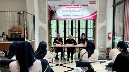 Teh Aanya Tekankan Pentingnya Siskamling pada Sosialisasi 4 Pilar Teh Aanya Tekankan Pentingnya Siskamling pada Sosialisasi 4 Pilar