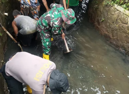 TNI-Polri Bersama Warga Bersihkan Drainase untuk Cegah Banjir di Tasikmalaya TNI-Polri Bersama Warga Bersihkan Drainase untuk Cegah Banjir di Tasikmalaya