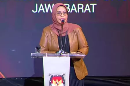 Dugaan Pelanggaran Kode Etik, Ketua KPU Jawa Barat Ummi Wahyuni Dicopot dari Jabatannya Ketua KPU Jawa Barat, Ummi Wahyuni telah diberhentikan dari jabatannya.