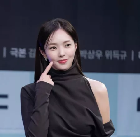 Profil dan Biodata Chae Soo Bin Pemeran Utama di Drakor When the Phone Ring Chae Soo Bin nama yang akhir-akhir ini sedang tranding atas aktingnya dalam drama When the Phone Ring membuat banyak orang penasaran akan dirinya.