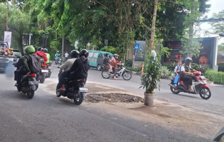 Lubang Besar di Jalan Dago Ditambal, Warga Desak Perbaikan Tuntas Lubang Besar di Jalan Dago Ditambal, Warga Desak Perbaikan Tuntas