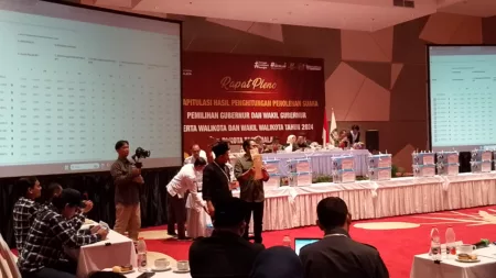 PJ Wali Kota Tasikmalaya, Asep Sukmana Ajak Masyarakat Bersatu Pasca Pilkada 2024 rapat pleno penghitungan suara Pilkada Kota Tasikmalaya di Hotel Grand Metro, Jalan HZ Mustofa, Kelurahan Tuguraja, Kecamatan Cihideung, Kota Tasikmalaya.