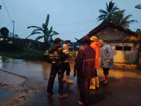 Curah Hujan Tinggi, Kapolsek Bersama Muspika Di Tasikmalaya Pantau Ketinggian Air di Wilayah Langganan Banjir. Kapolsek Sukaresik, Polres Tasikmalaya Kota, bersama Muspika Kecamatan Sukaresik Kabupaten TasikmalayaPantau Ketinggian Air di Wilayah Langganan Banjir.