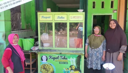 Kupat Tahu Padalarang Legendaris ‘H. Sukarya’ Pertahankan Cita Rasa Sejak 1965 Kupat Tahu Padalarang Legendaris ‘H. Sukarya’ Pertahankan Cita Rasa Sejak 1965