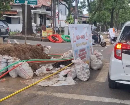 Warga Keluhkan Galian Ducting, Pemkot Bandung Janjikan Penataan Kabel Rampung 2026 Bikin Macet! Pemkot Bandung Janji Hentikan Proyek Galian Kabel Sebelum Libur Natal dan Tahun Baru