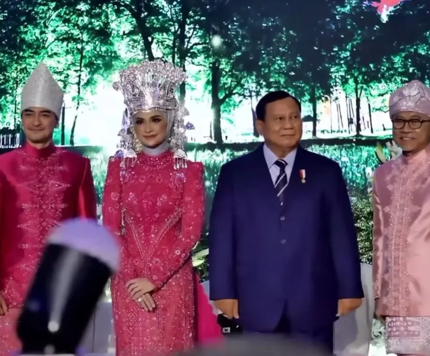 Presiden Prabowo Hadiri Pernikahan Zumi Zola dan Putri Zulkifli Hasan Presiden Prabowo Hadiri Pernikahan Zumi Zola dan Putri Zulkifli Hasan (Instagram)